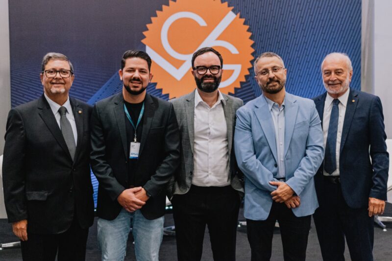 Da esquerda para direita: Edson Calheiros, presidente do CVG-RJ; Ronei Silva, Gerente de Sinistros da Porto Saúde; Douglas Soares, Coordenador da Auditoria de Fraudes na SulAmérica; Cesar Cardim, Superintendente de Regulação da FenaSaúde e Ênio Miraglia, Diretor Social do CVG-RJ / Foto: Mths.photo / Divulgação