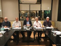Ex-reitores do Clube da Bolinha na mesa central do jantar. Da esquerda para direita: Marcus Clementino e Neival Freitas (ex-reitores), seguidos por Gilberto Villela e Jorge Carvalho (atuais membros da reitoria) e, Oswaldo Mário, ex-reitor / Foto: Divulgação