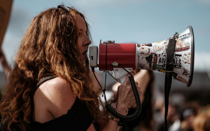 Ano eleitoral aumenta riscos de violência política, adverte Allianz / Foto: Clem Onojeghuo / Unsplash Images