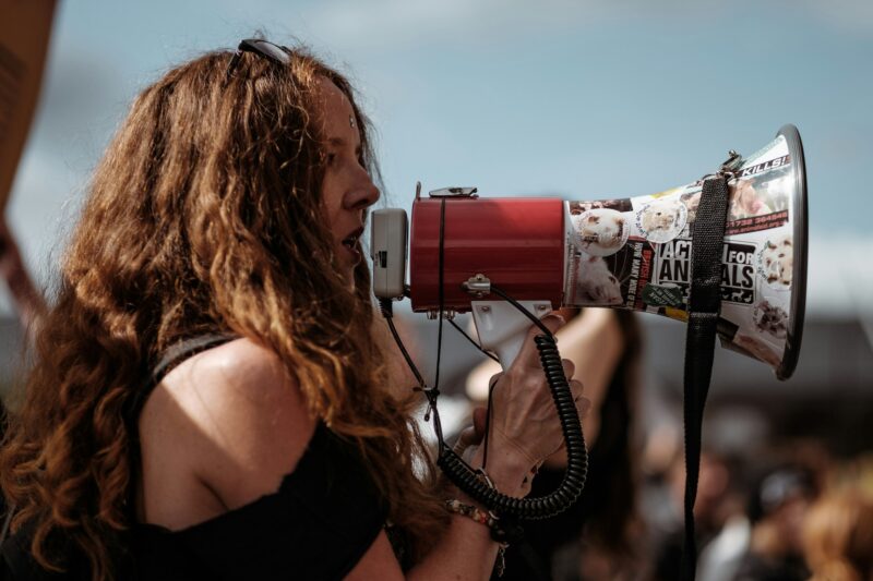 Ano eleitoral aumenta riscos de violência política, adverte Allianz / Foto: Clem Onojeghuo / Unsplash Images