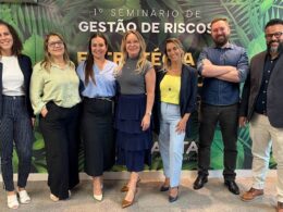 Thais Mendonça, sócia diretora da KPMG Brasil; Adriana de Carvalho Vieira, Secretária Executiva da Comissão Técnica de Governança e Riscos da Abrapp; Gisele Dal Bosco, Gerente de Governança, Riscos e Compliance da Quanters; no centro, Denise Maidanchen, CEO da Quanta Previdência; Germana Vogt, Especialista em Gestão de Riscos da Quanters; Vagner Rafael Christ, diretor da NetFive; e Glauco Milhomem Balthar, diretor de TI e operações na Quanta / Foto: Divulgação