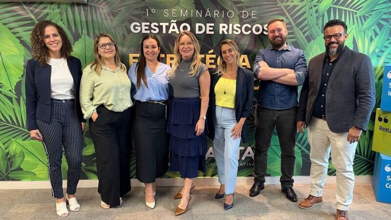 Thais Mendonça, sócia diretora da KPMG Brasil; Adriana de Carvalho Vieira, Secretária Executiva da Comissão Técnica de Governança e Riscos da Abrapp; Gisele Dal Bosco, Gerente de Governança, Riscos e Compliance da Quanters; no centro, Denise Maidanchen, CEO da Quanta Previdência; Germana Vogt, Especialista em Gestão de Riscos da Quanters; Vagner Rafael Christ, diretor da NetFive; e Glauco Milhomem Balthar, diretor de TI e operações na Quanta / Foto: Divulgação