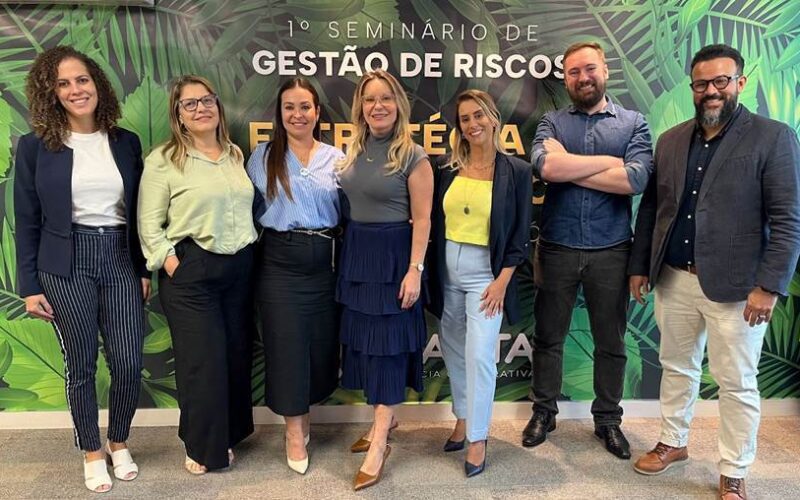 Thais Mendonça, sócia diretora da KPMG Brasil; Adriana de Carvalho Vieira, Secretária Executiva da Comissão Técnica de Governança e Riscos da Abrapp; Gisele Dal Bosco, Gerente de Governança, Riscos e Compliance da Quanters; no centro, Denise Maidanchen, CEO da Quanta Previdência; Germana Vogt, Especialista em Gestão de Riscos da Quanters; Vagner Rafael Christ, diretor da NetFive; e Glauco Milhomem Balthar, diretor de TI e operações na Quanta / Foto: Divulgação