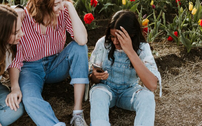 Ambiente profissional é onde mais se reproduz piadas ofensivas, afirmam 6 em cada 10 brasileiros / Foto: Priscilla Du Preez / Unsplash Images