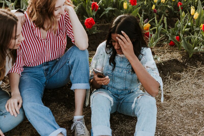 Ambiente profissional é onde mais se reproduz piadas ofensivas, afirmam 6 em cada 10 brasileiros / Foto: Priscilla Du Preez / Unsplash Images