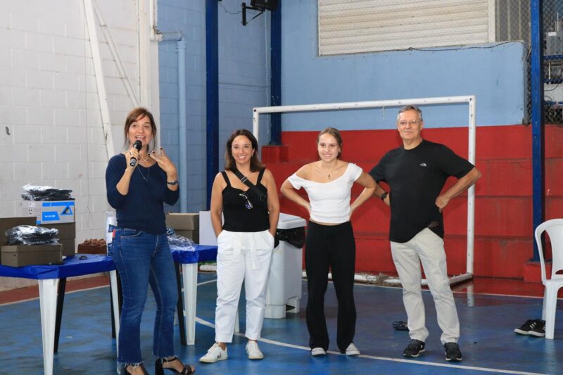 Denise Schalch (ao microfone) ao lado de sua sócia Debora Shalch / Foto: Divulgação