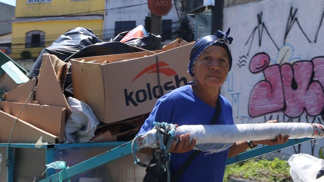 Albaniza Bezerra de Souza antes (com sua carroça) e, depois, com seu triciclo doado pelo Reciclocidade / Foto: Divulgação