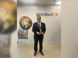 Edson Calheiros, presidente do CVG-RJ, com a premiação / Foto: Divulgação