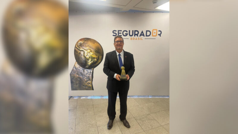 Edson Calheiros, presidente do CVG-RJ, com a premiação / Foto: Divulgação