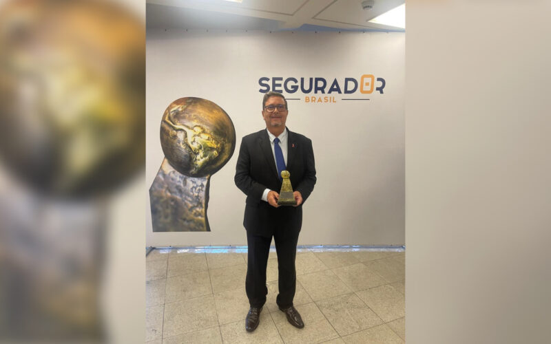 Edson Calheiros, presidente do CVG-RJ, com a premiação / Foto: Divulgação