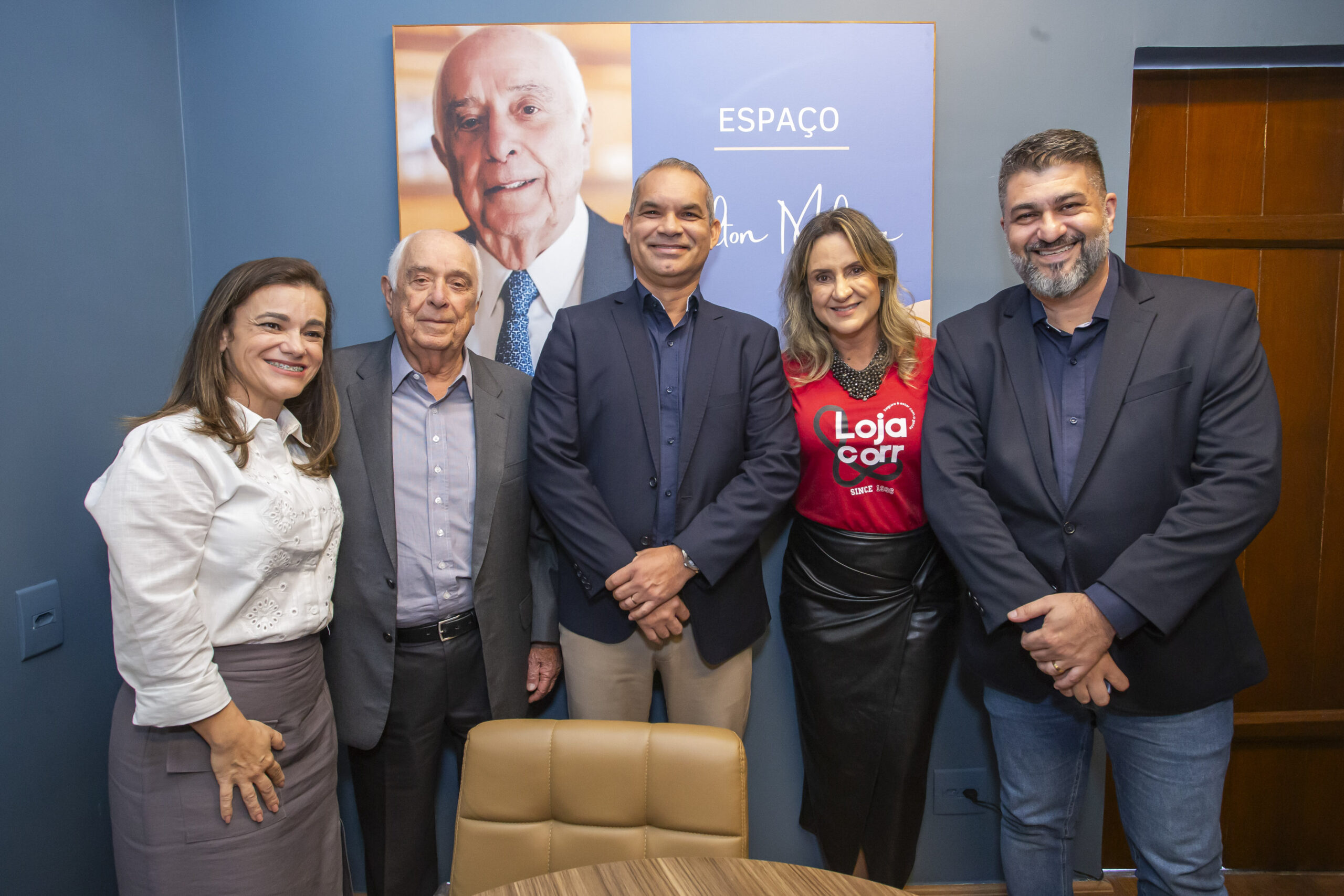 Alice Barros Wendling (gerente comercial da MAG Seguros), Nilton Molina (presidente do Instituto de Longevidade MAG), Marcelo Santos (superintendente Comercial da companhia), Janaina Luz (gestora da Unidade BH da Lojacorr) e Waldemir Couto Fiorio (diretor de Mercado da seguradora) / Foto: Luis Klein / Divulgação