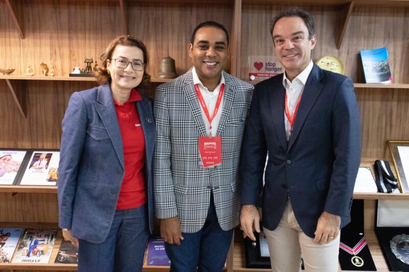 Fátima Lima (MAPFRE), Gilson Rodrigues (G10 Favelas) e Felipe Nascimento (MAPFRE) / Foto: Divulgação