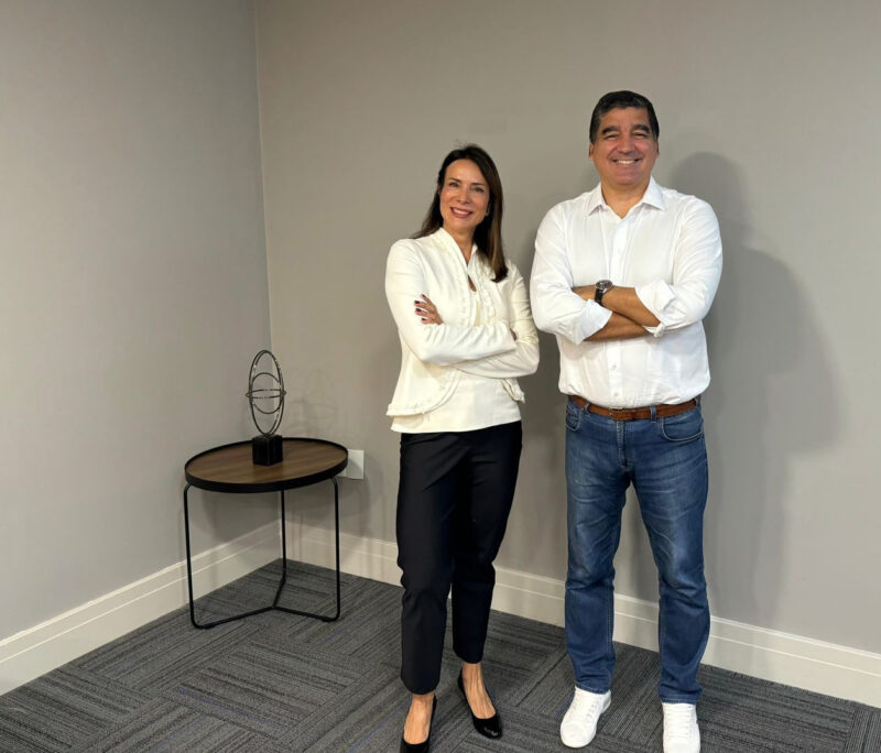 Marusia Gomez, diretora geral da Resolve Assist; Richard Vinhosa, CEO do Grupo EZZE / Foto: Divulgação