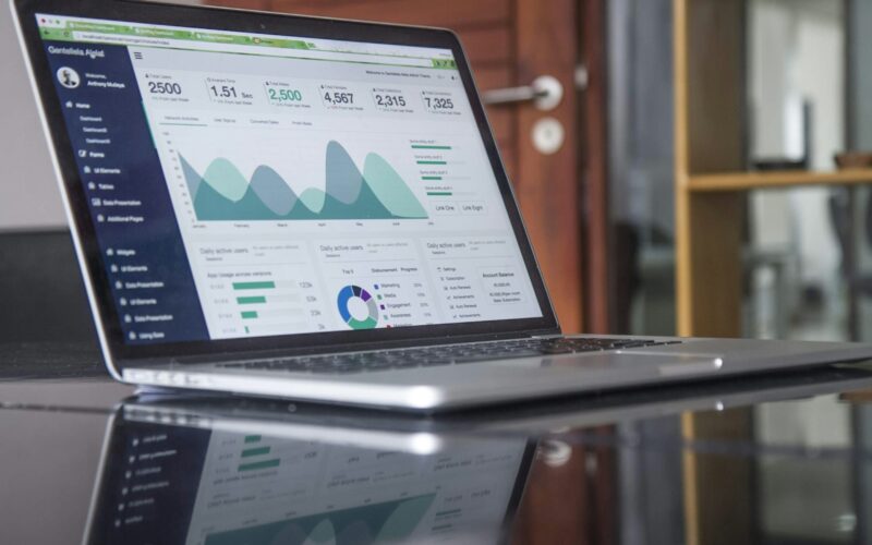 Startup mira mercado de corretoras de seguros e disponibiliza 60 milhões de CNPJs e registros de 24 milhões de empresas ativas para o setor / Foto: Carlos Muza / Unsplash