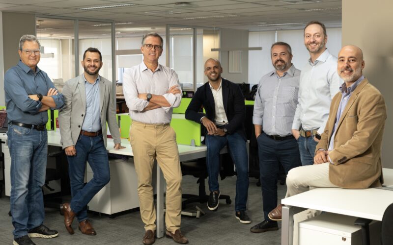Da esquerda para a direita: Rodrigo Guedes (SIMgular), Felipe Mota (SIMgular), Thomaz Menezes (It'sSeg), Flávio Marotta (SIMgular), Lucas Arruda (It'sSeg), Roberto Dabés (SIMgular) e Danilo Seixas (It'sSeg) / Foto: Divulgação