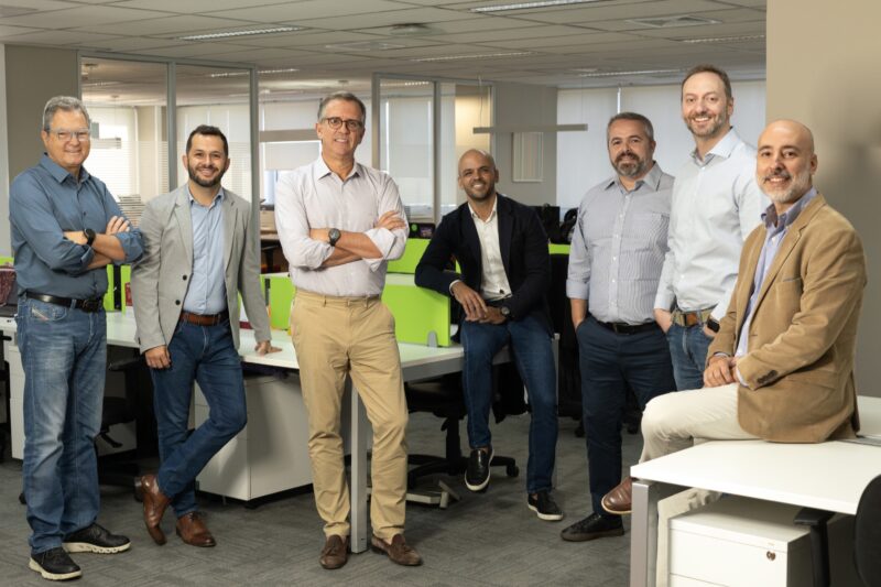 Da esquerda para a direita: Rodrigo Guedes (SIMgular), Felipe Mota (SIMgular), Thomaz Menezes (It'sSeg), Flávio Marotta (SIMgular), Lucas Arruda (It'sSeg), Roberto Dabés (SIMgular) e Danilo Seixas (It'sSeg) / Foto: Divulgação