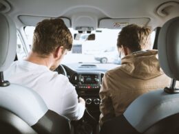 Bons motoristas: pesquisa realizada pela Justos mostra que 98% dos brasileiros afirma dirigir bem, mas maioria comete infrações com regularidade / Foto: David Emrich / Unsplash