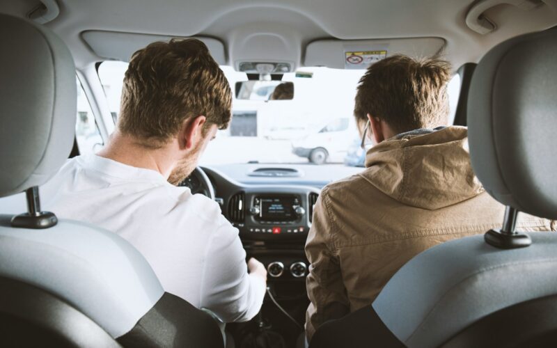 Bons motoristas: pesquisa realizada pela Justos mostra que 98% dos brasileiros afirma dirigir bem, mas maioria comete infrações com regularidade / Foto: David Emrich / Unsplash