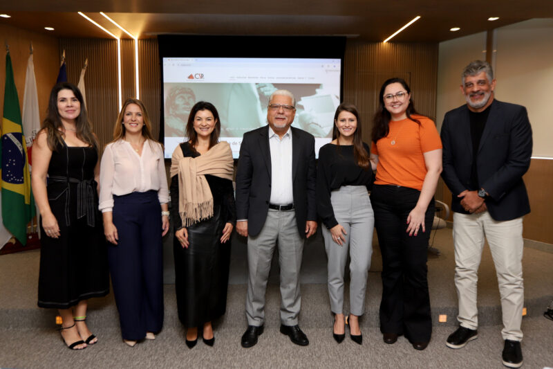 Patrícia Brandão e Janaína Serra (Sabemi), Juliana Queiroz (SulAmérica), João Paulo Moreira de Mello (pres. do CSP-MG), Júlia Costa (Simetria Brasil), Vitória Amaral (Stoa) e Maurício Tadeu Barros Morais (dir. do CSP-MG e mediador do evento) / Foto: Arnaldo Athayde / Divulgação