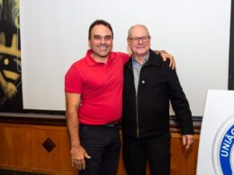 André Santos apresenta a Universidade Corporativa UCS; o palestrante com o presidente da UCS, Augusto Esteves / Foto: Divulgação