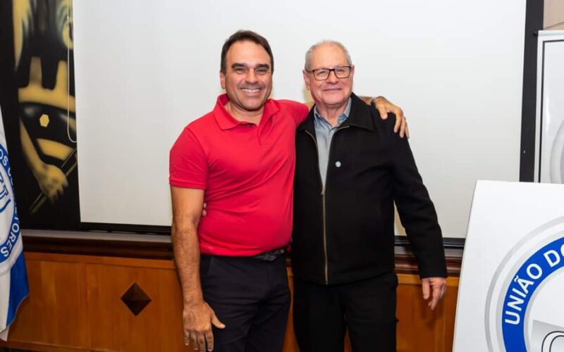 André Santos apresenta a Universidade Corporativa UCS; o palestrante com o presidente da UCS, Augusto Esteves / Foto: Divulgação