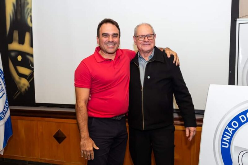 André Santos apresenta a Universidade Corporativa UCS; o palestrante com o presidente da UCS, Augusto Esteves / Foto: Divulgação