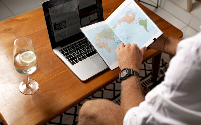 A importância da pesquisa prévia: como conhecer o destino pode reduzir imprevistos? / Foto: Freepik