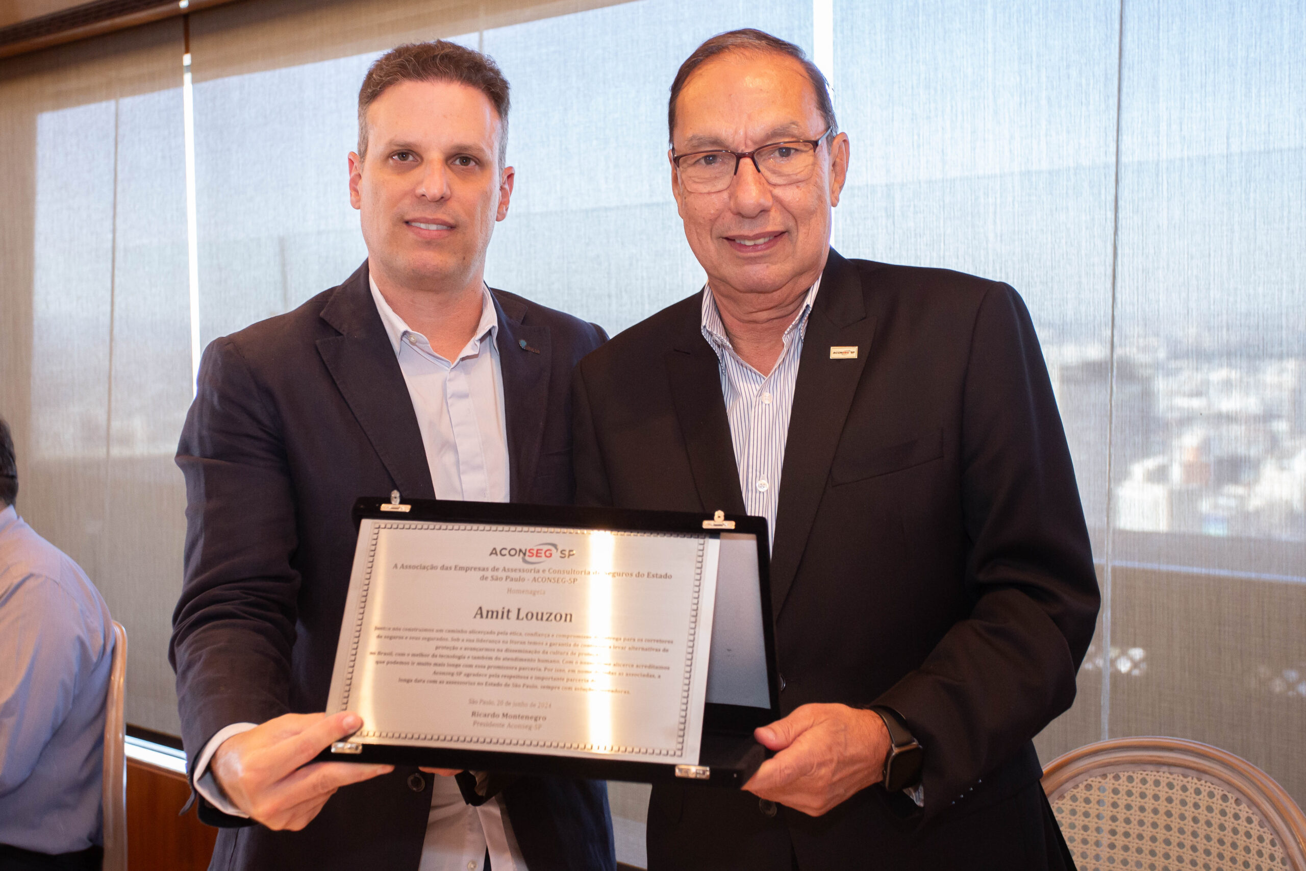 Amit Louzon recebe placa de RIcardo Montenegro / Foto: Grazi Alcova / Divulgação