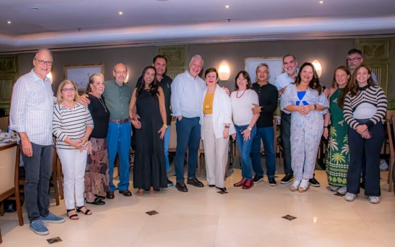 O reitor Anselmo Abrantes Fortuna, e sua esposa Marisa de Souza, primeiros à esquerda, celebram com os casais de confrades o Dia das Mães, em 25 de maio, no Hotel Windsor Barra / Foto: Dalvino Santino / Divulgação