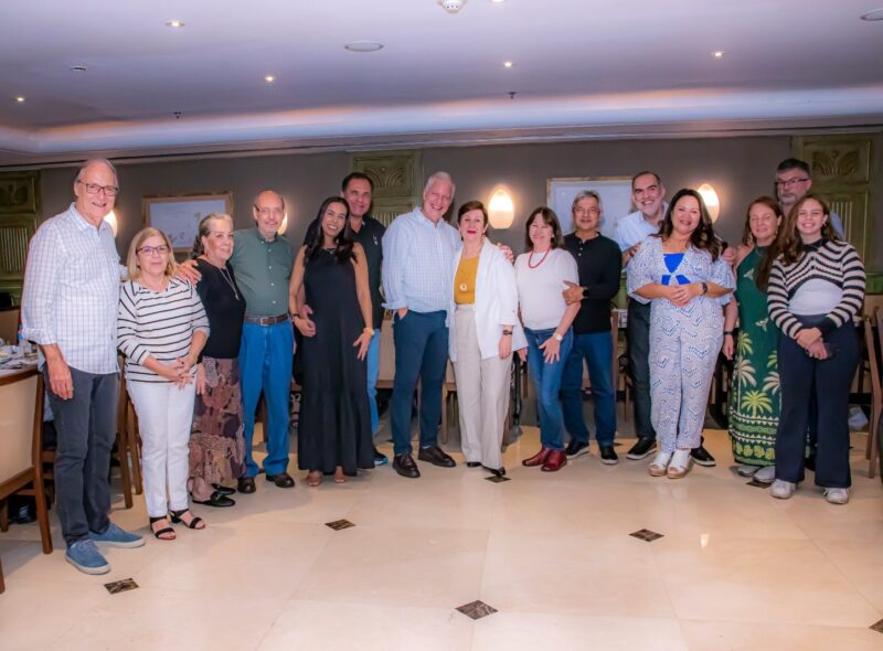 O reitor Anselmo Abrantes Fortuna, e sua esposa Marisa de Souza, primeiros à esquerda, celebram com os casais de confrades o Dia das Mães, em 25 de maio, no Hotel Windsor Barra / Foto: Dalvino Santino / Divulgação