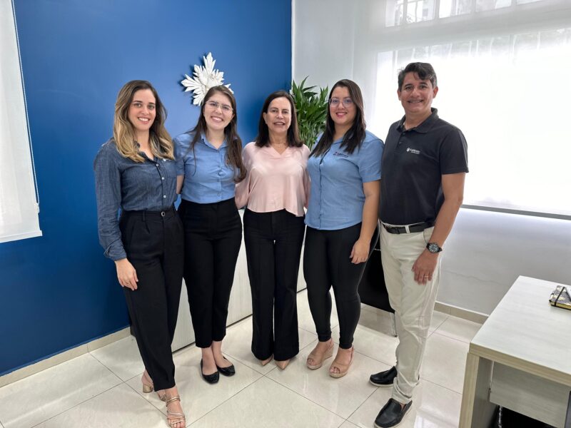 Da direita para esquerda: Vanessa Siqueira - Gerente Comercial - Sucursal Recife e Maceió - CAPEMISA Seguradora; Rebeca de Paula - Gerente Comercial da MegaSegur Corretora de Seguros; Angela de Paula - Sócia diretora - MegaSegur Corretora de Seguros; Carline Lima - Gerente Comercial -MegaSegur Corretora de Seguros; Pablo Félix- Executivo de Contas - Sucursal Recife - CAPEMISA Seguradora / Foto: Divulgação