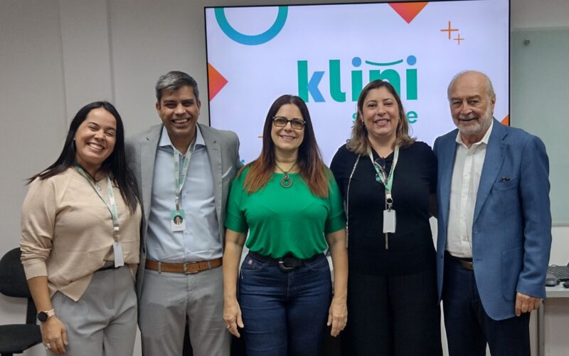 Da esquerda para a direita: Camila Beringui, gestora comercial Klini; Luiz Henrique Junior, diretor comercial Klini; Sonia Marra, diretora do CVG-RJ; Flávia Mattos, gestora comercial Klini e Enio Miraglia, diretor social do CVG-RJ – Foto: Divulgação