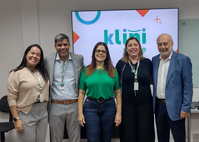 Da esquerda para a direita: Camila Beringui, gestora comercial Klini; Luiz Henrique Junior, diretor comercial Klini; Sonia Marra, diretora do CVG-RJ; Flávia Mattos, gestora comercial Klini e Enio Miraglia, diretor social do CVG-RJ – Foto: Divulgação