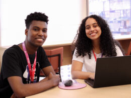 Ismael e Aryane fazem parte da equipe contratada pelo Programa Afirmativo Jovem Aprediz da Allcare / Foto: Divulgação