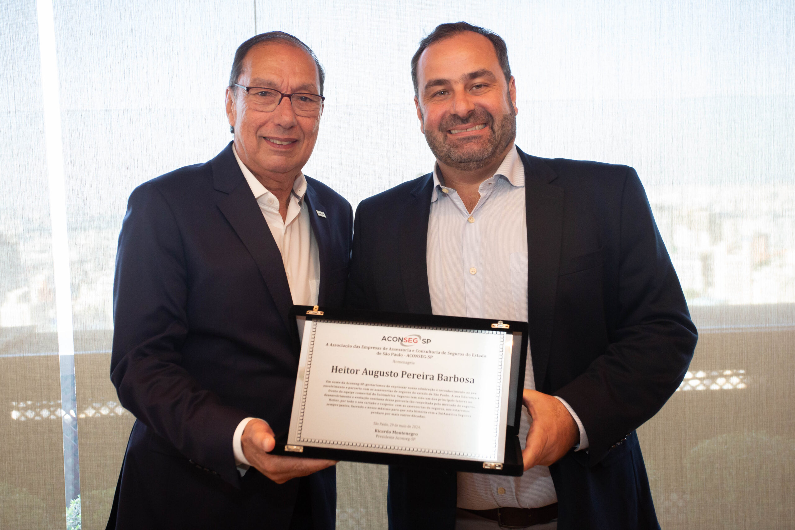Ricardo Montenegro, presidente da Aconseg-SP, entrega placa em homenagem para Heitor Augusto, diretor comercial Saude e Odonto da SulAmerica / Foto: Divulgação