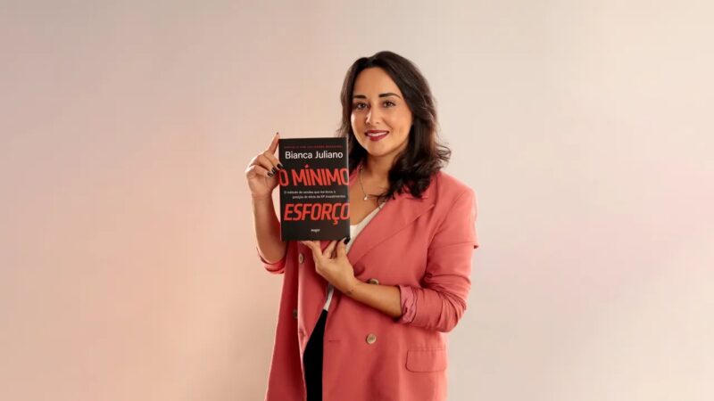 Bianca Juliano com o livro "O Mínimo Esforço" / Foto: Divulgação