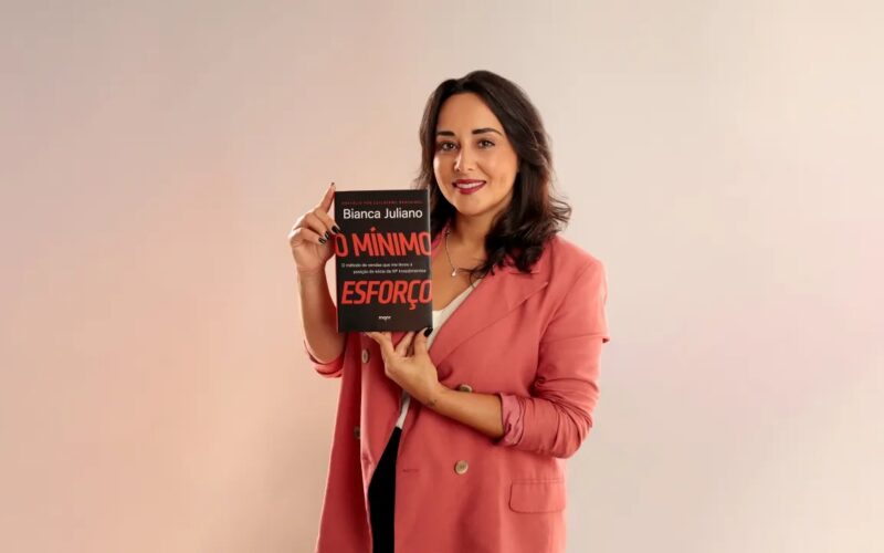Bianca Juliano com o livro "O Mínimo Esforço" / Foto: Divulgação