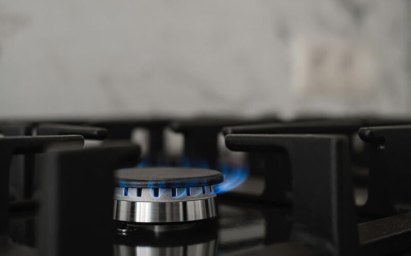 Estratégias para economizar gás no uso do fogão / Foto: Freepik
