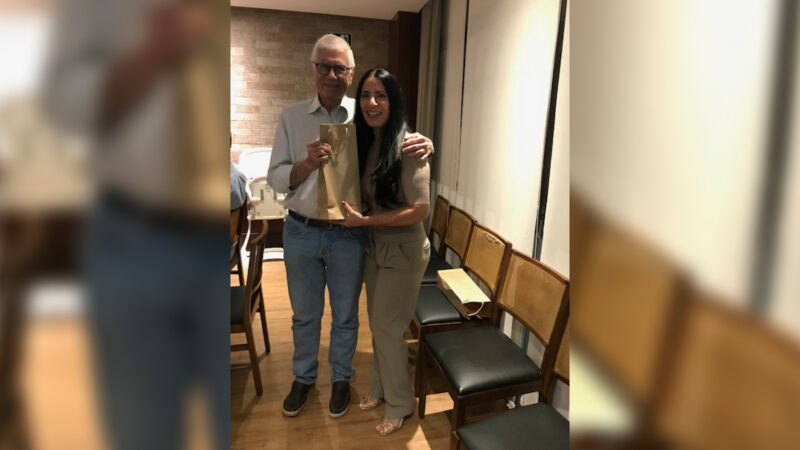 No jantar de junho, os aniversariantes, a exemplo do ex-reitor, Oswaldo Mário, que aprovou o ingresso das mulheres ao Clube da Bolinha-RJ, recebe o brinde de Liliane Guimarães Mello / Foto: Divulgação