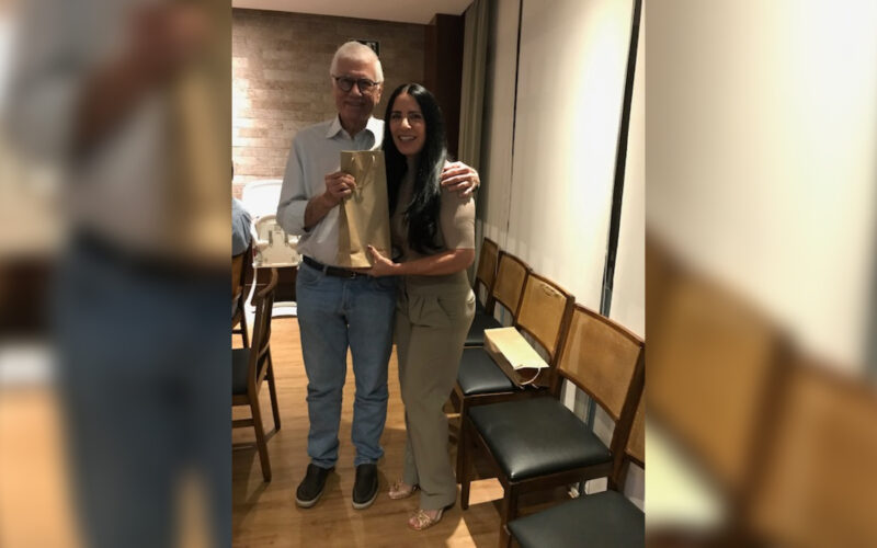 No jantar de junho, os aniversariantes, a exemplo do ex-reitor, Oswaldo Mário, que aprovou o ingresso das mulheres ao Clube da Bolinha-RJ, recebe o brinde de Liliane Guimarães Mello / Foto: Divulgação