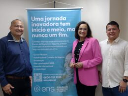 Da esquerda para direita: André Mattos, gerente Comercial da Rapport: Marila Helena Monteiro, diretora de Ensino da ENS e Márcio Mello, diretor Comercial da Rapport / Foto: Divulgação