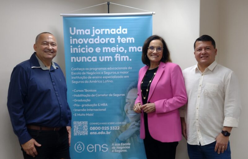 Da esquerda para direita: André Mattos, gerente Comercial da Rapport: Marila Helena Monteiro, diretora de Ensino da ENS e Márcio Mello, diretor Comercial da Rapport / Foto: Divulgação