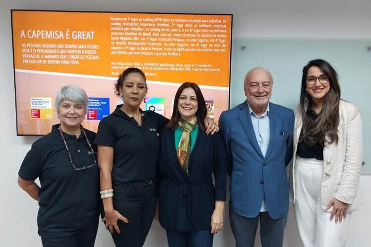 Da esquerda para direita: Anna Paula Nardi, gerente Atuarial e de Produtos da CAPEMISA Capitalização; Vanusa Menezes, gerente Comercial da CAPEMISA Capitalização; Sonia Marra, diretora adjunta de Seguros CVG-RJ; Enio Miraglia, diretor Social do CVG-RJ e Marcia Moratti, gerente Comercial da CAPEMISA Capitalização / Foto: Divulgação