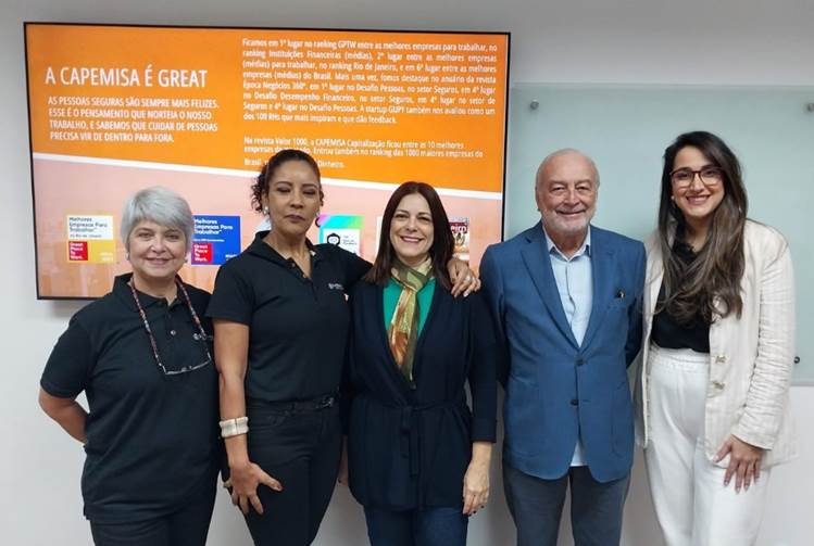 Da esquerda para direita: Anna Paula Nardi, gerente Atuarial e de Produtos da CAPEMISA Capitalização; Vanusa Menezes, gerente Comercial da CAPEMISA Capitalização; Sonia Marra, diretora adjunta de Seguros CVG-RJ; Enio Miraglia, diretor Social do CVG-RJ e Marcia Moratti, gerente Comercial da CAPEMISA Capitalização / Foto: Divulgação