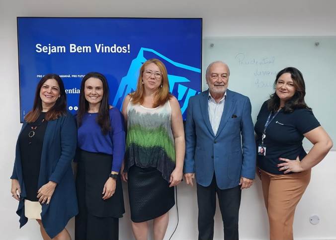 Da esquerda para a direita: Sonia Marra, diretora adjunta do CVG-RJ; Viviane da Cruz, gerente de Parcerias Comerciais da Prudential; Jacqueline Sorensen, diretora adjunta do CVG-RJ; Enio Miraglia, diretor social do CVG-RJ e Luciana Gaspar, gerente de Parcerias Comerciais da Prudential / Foto: Divulgação