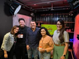 Mariana Fagundes, Gerente de Marketing e Comunicação; Pedro Marcelino, Analista de Marketing e Apresentador do PodCap; o ex-jogador de futebol Dejan Petković; Carolina Ferreira, Analista de Marketing e Apresentadora do PodCap; e Marcia Moratti, Gerente Comercial de Capitalização. Exceto Petković, todos presentes da foto fazem parte do time de Colaboradores da CAPEMISA / Foto: Divulgação
