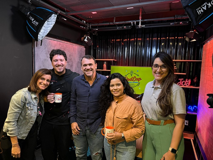 Mariana Fagundes, Gerente de Marketing e Comunicação; Pedro Marcelino, Analista de Marketing e Apresentador do PodCap; o ex-jogador de futebol Dejan Petković; Carolina Ferreira, Analista de Marketing e Apresentadora do PodCap; e Marcia Moratti, Gerente Comercial de Capitalização. Exceto Petković, todos presentes da foto fazem parte do time de Colaboradores da CAPEMISA / Foto: Divulgação