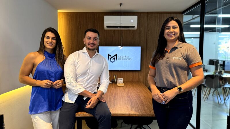 A Gestora de Benefícios, Bruna Luiza, e o Corretor, Murilo Gomide, ambos da MG Gestão de Riscos e Corretora de Seguros, com a executiva de contas da CAPEMISA Seguradora, Adrianny Cipriano / Foto: Divulgação