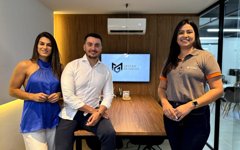 A Gestora de Benefícios, Bruna Luiza, e o Corretor, Murilo Gomide, ambos da MG Gestão de Riscos e Corretora de Seguros, com a executiva de contas da CAPEMISA Seguradora, Adrianny Cipriano / Foto: Divulgação