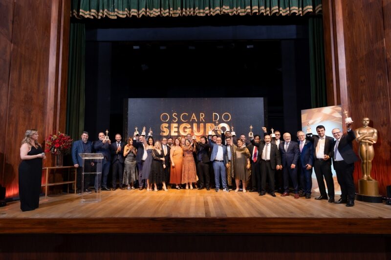 No palco do teatro do Copacabana Palace, os vencedores do Oscar do Seguro 2023/2024 / Foto: Bruno Patrocínio / Divulgação